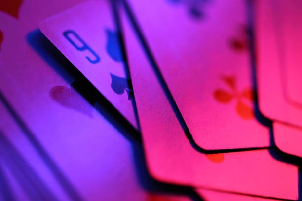 Live dealer managing Bandar Ceme hand